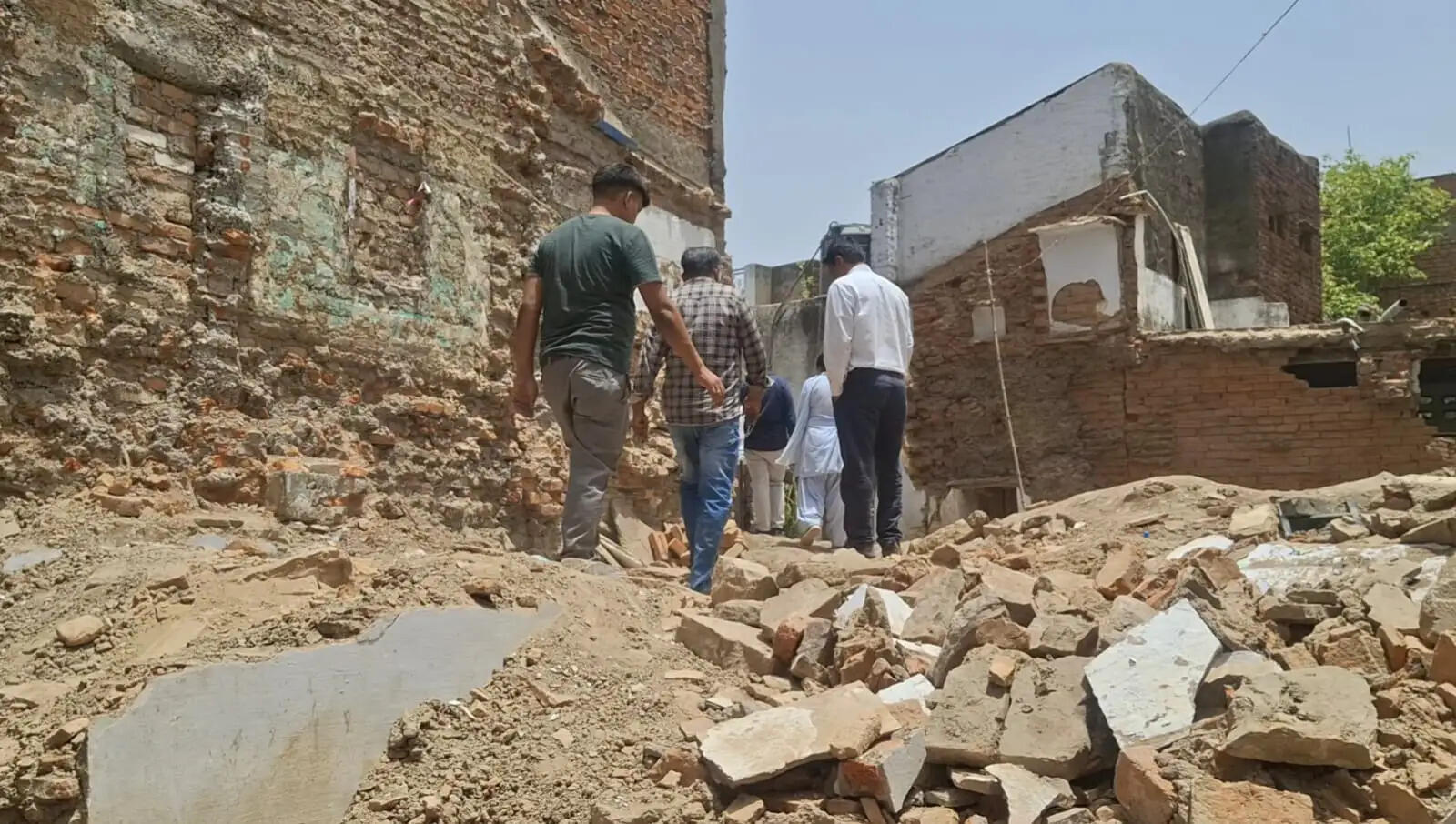 दमोह: खुदाई में निकले पुराने चांदी के सिक्कों ने बढ़ाया रहस्य, मजदूर और मकान मालिक आमने-सामने
