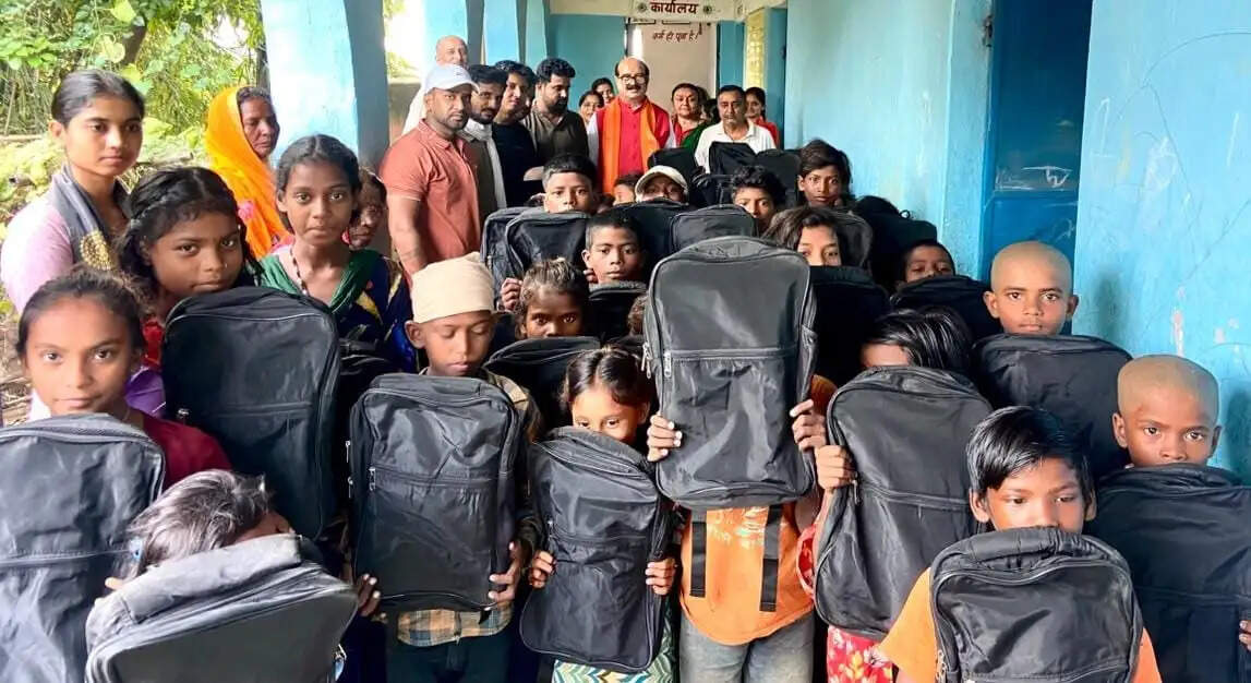 बच्चों के चेहरे पर खिली खुशी, विधायक ने बांटे स्कूल बैग