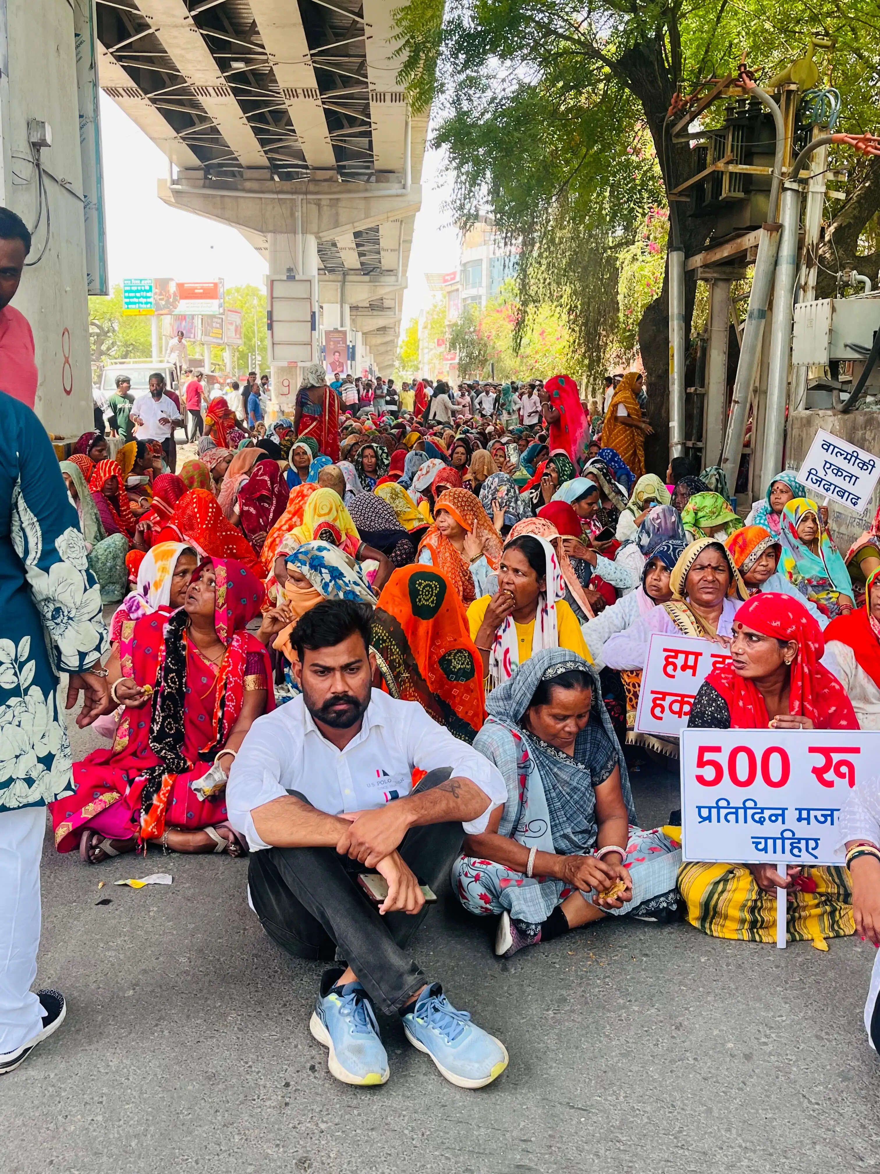 अस्थाई सफाई कर्मचारियों की हड़ताल तीसरे दिन भी जारी रही