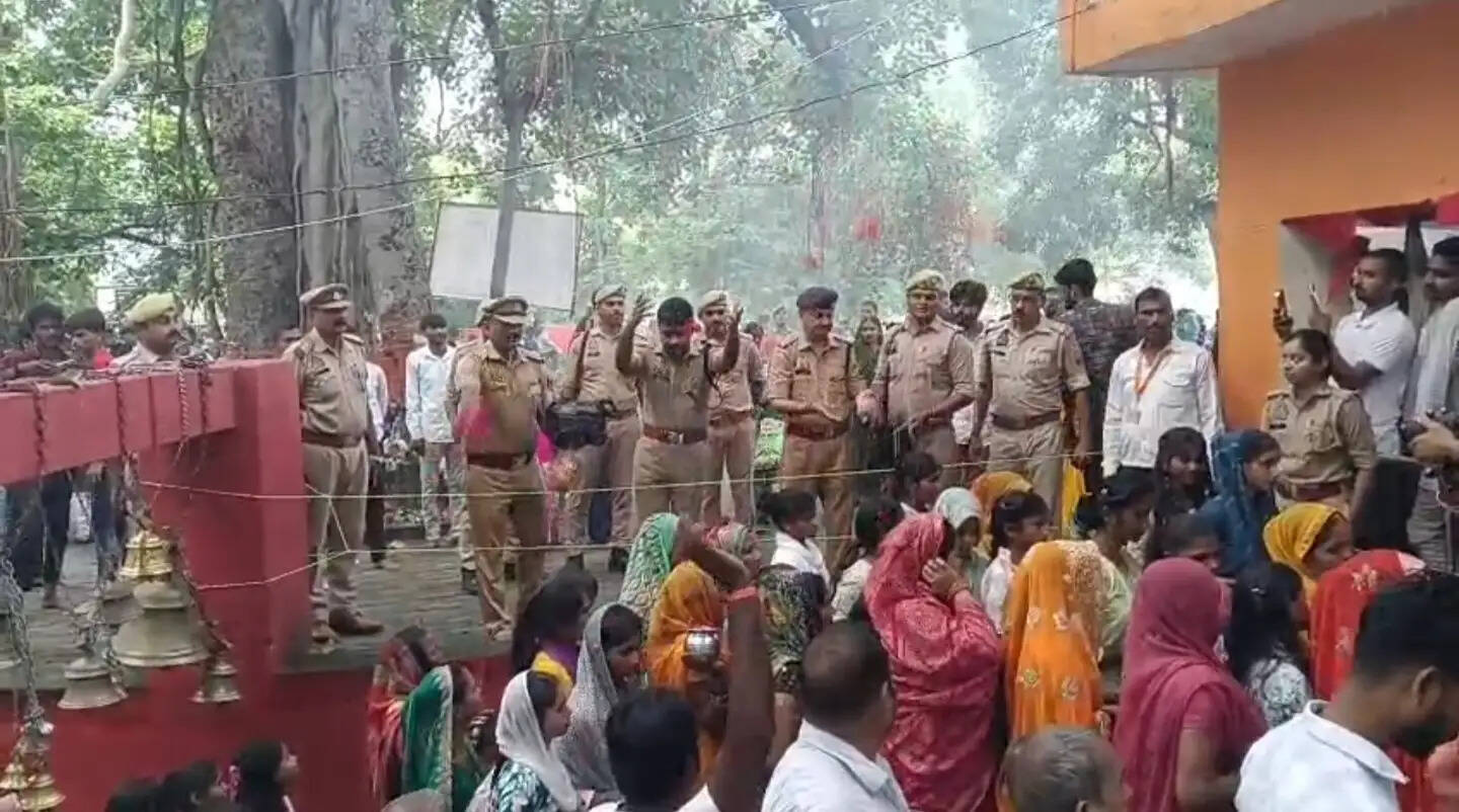 शिव मंदिरों में उमड़ी श्रद्धालुओं की भीड़, एसपी ने की पुष्पवर्षा।