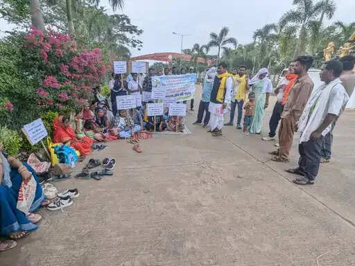 अनूपपुर: आदर्श आदिवासी स्कूल में 9वीं से 12वीं तक उन्नयन की मांग,अभिभावक संघ की हड़ताल दूसरे दिन भी जारी