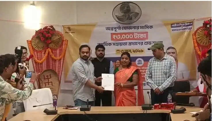 अन्नपूर्णा योजना- सिलीगुड़ी में लाभार्थी महिलाओं को स्वीकृति प्रमाण पत्र सौंपे गए