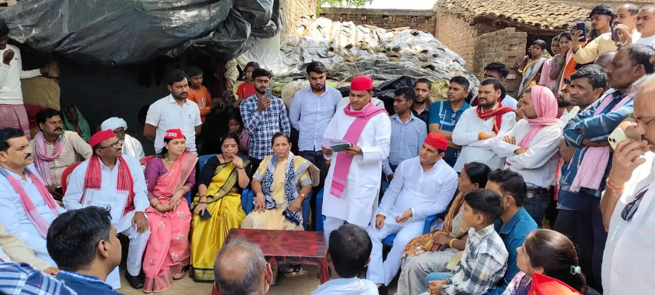 नाव हादसा : फूलन देवी की बहन समेत तमाम सपा नेताओं ने पीड़ितों के पोछें आंसू
