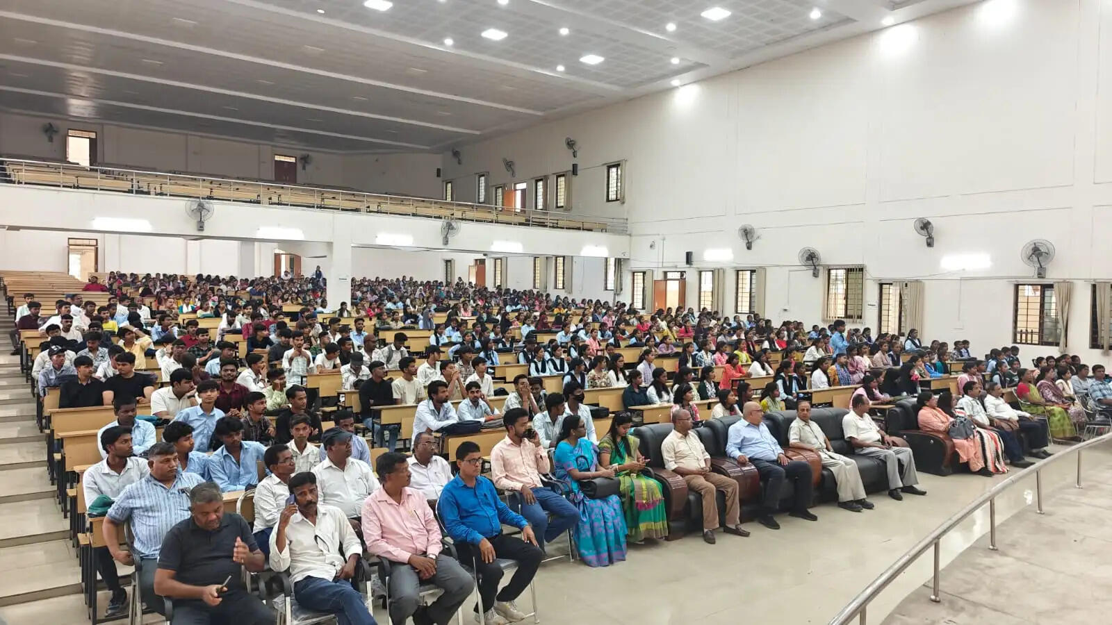 विद्यार्थियों के समग्र विकास के लिए महाविद्यालय प्रतिबद्ध : प्राचार्य