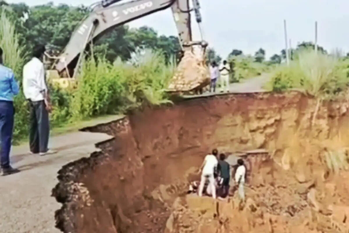 गूगल मैप के भरोसे बाइक चलाना पड़ा भारी, गड्ढे में बाइक समेत गिरे युवक