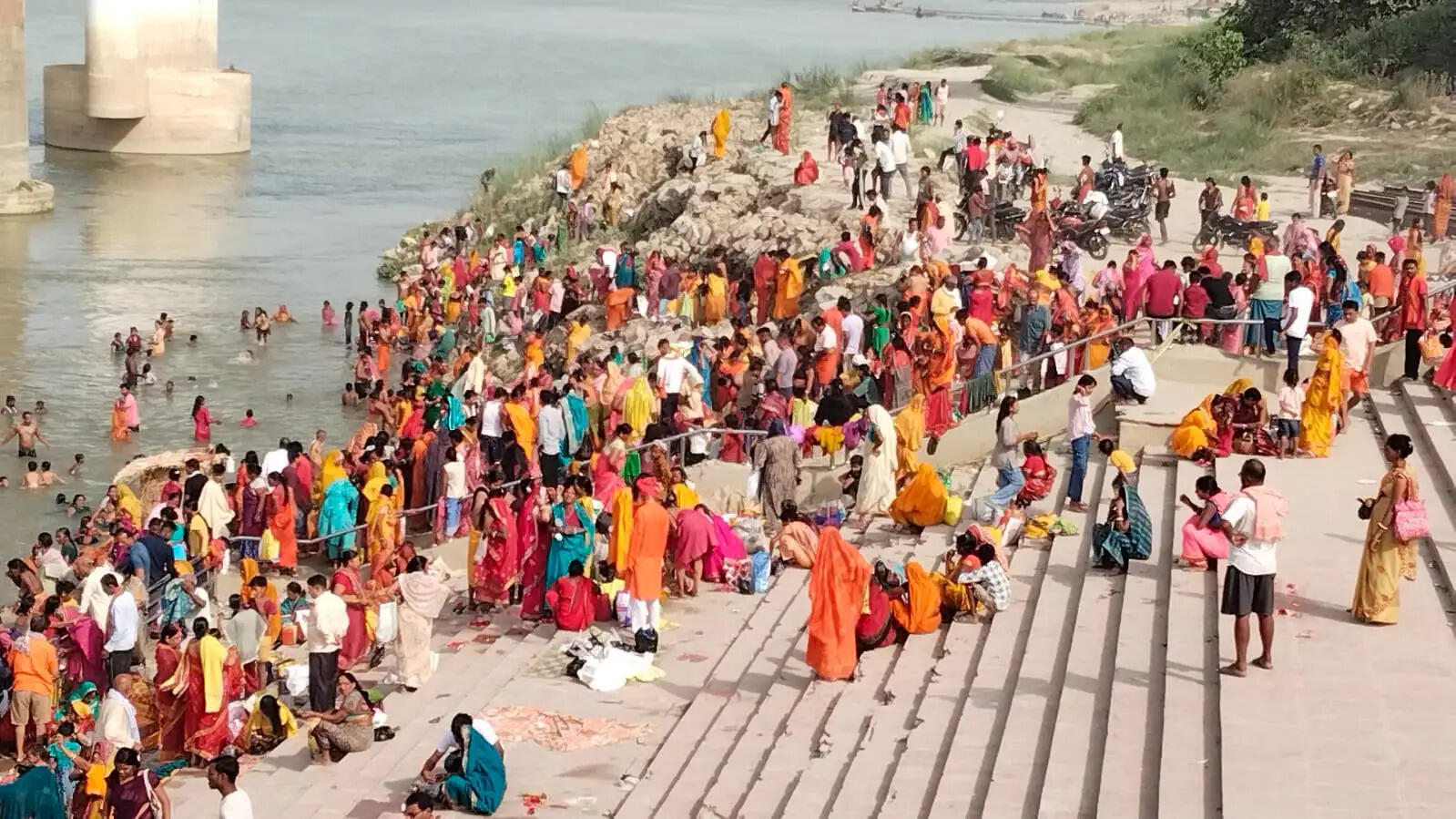 सारण में गंगा दशहरा पर श्रद्धालुओं ने सरयू और गंगा नदी में लगाई डुबकी