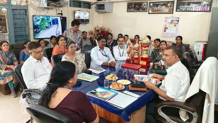 विदिशाः उप सचिव गोपाल वर्मा ने पीएम श्री महारानी लक्ष्मीबाई कन्या विद्यालय का किया निरीक्षण