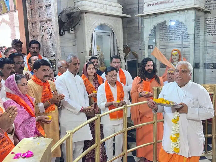 उप मुख्यमंत्री देवड़ा ने मंदसौर के पशुपतिनाथ मंदिर में सूर्य उपासना कर ब्रह्मध्वज किया स्थापित