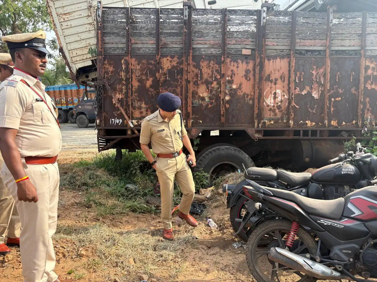 गोला थाना पहुंचे रामगढ़ एसपी ने लंबित मामलों के त्वरित निष्पादन और सघन गश्ती के दिए निर्देश