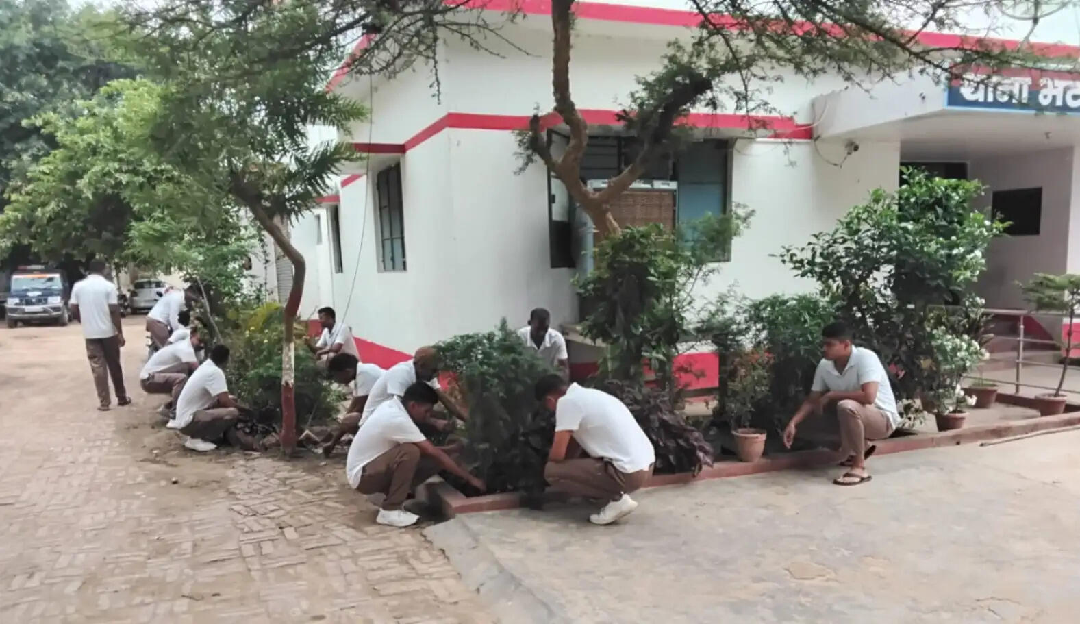 देवरिया पुलिस : स्वच्छता अभियान चला कर पर्यावरण संरक्षण का दिया संदेश