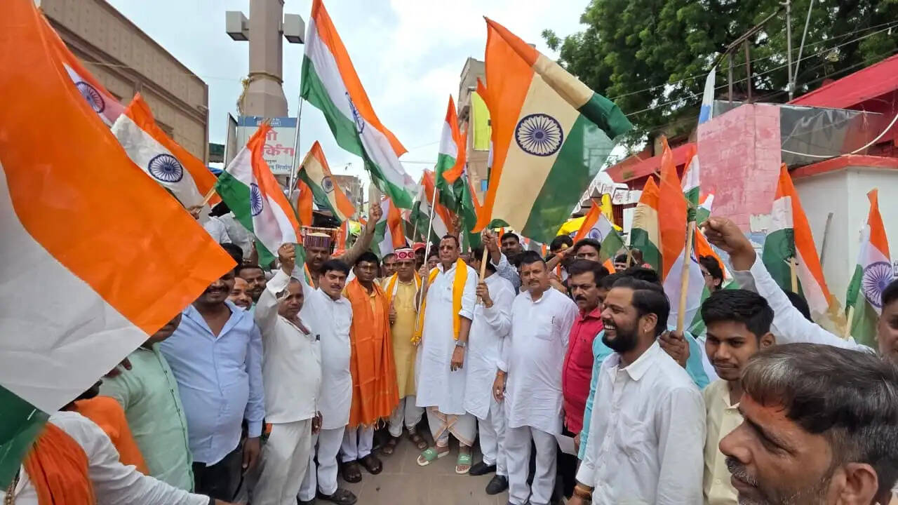 मीरजापुर में निकली तिरंगा यात्रा, भारत माता के जयकारों से गूंजा शहर