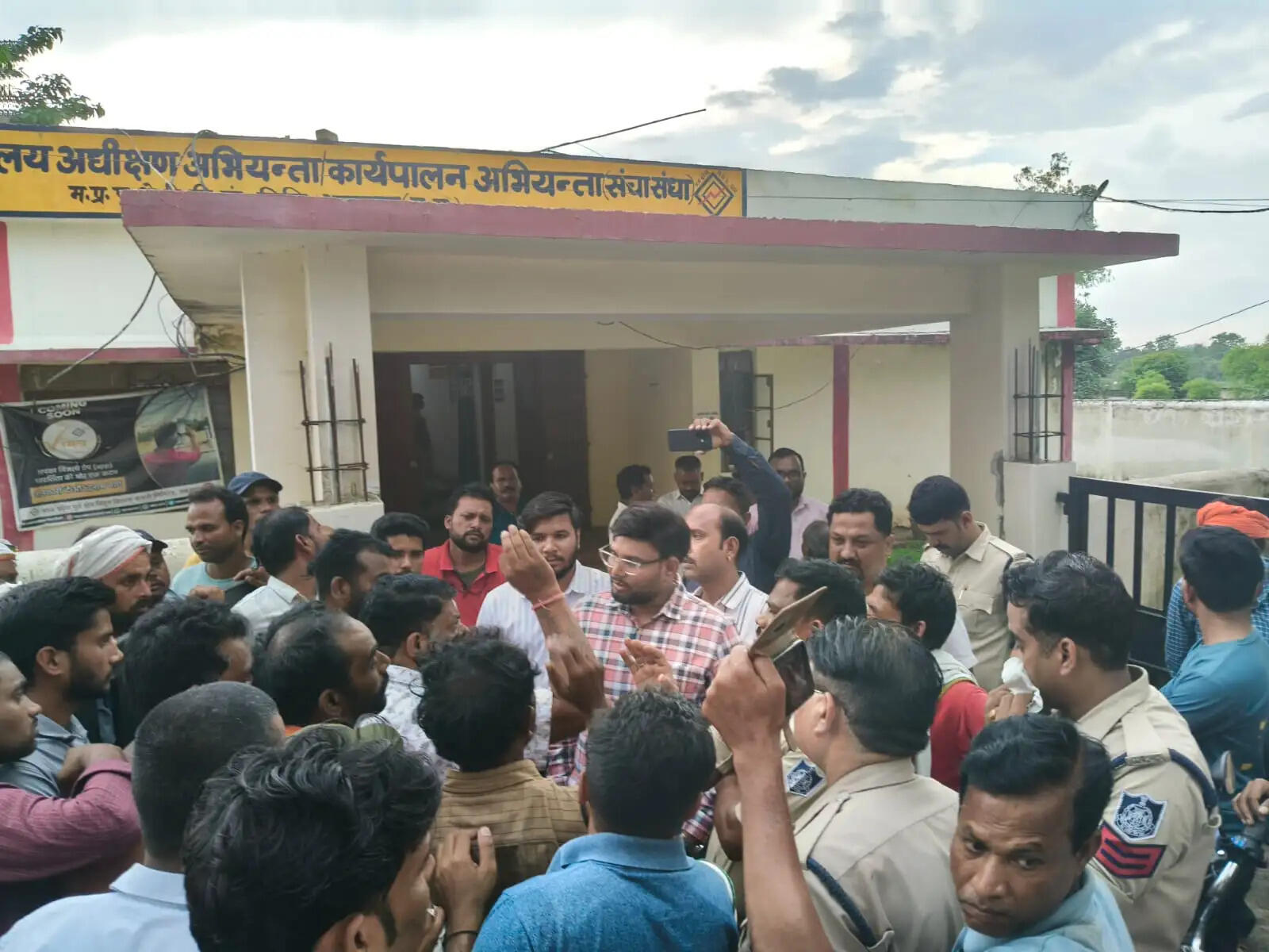 अनूपपुर: खेत में करंट से किसान की मौत, शव के साथ विद्युत कंपनी कार्यालय घेरा, लापरवाही का आरोप