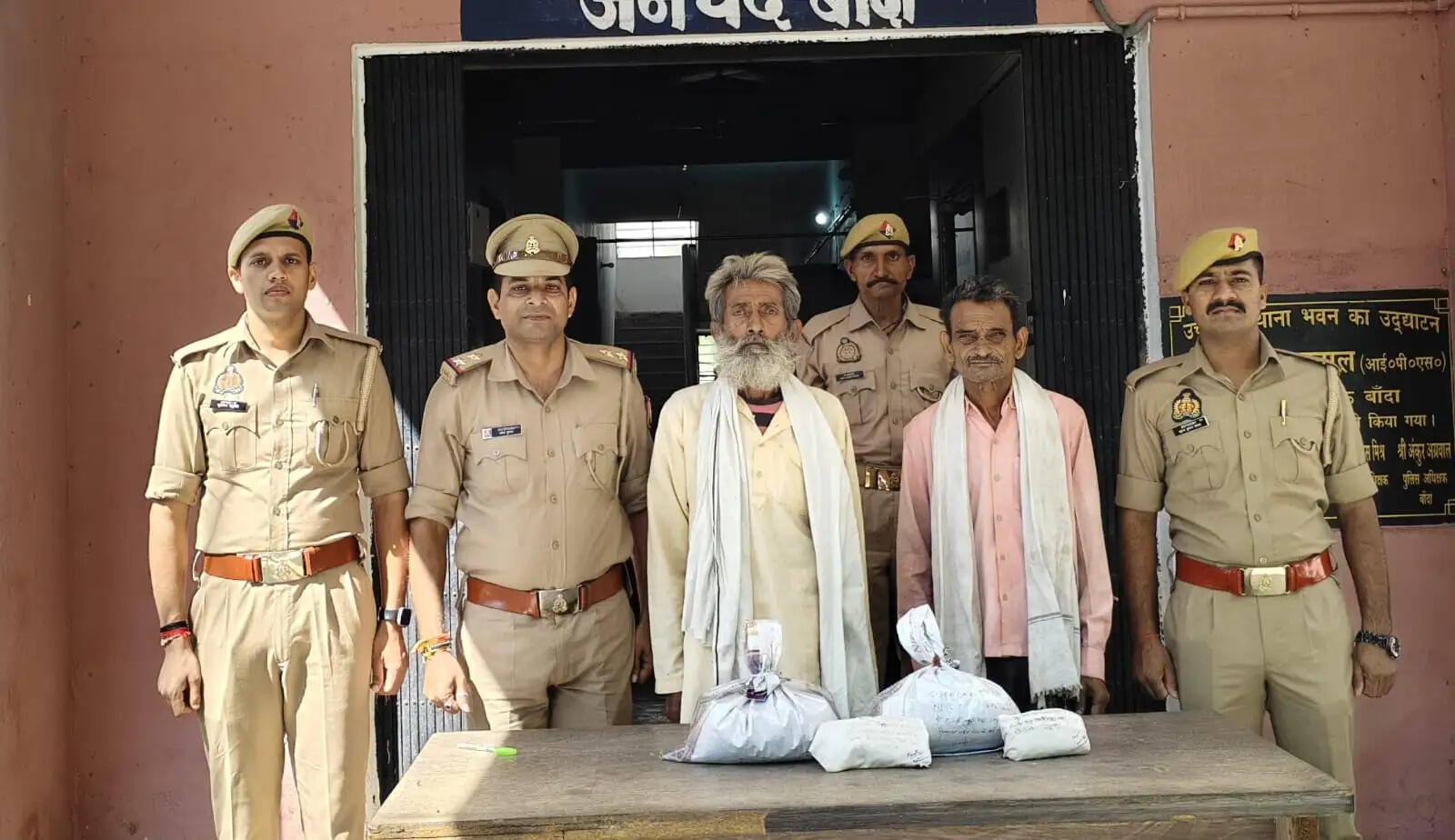 पुलिस ने 2.3 किलो गांजे के साथ दो आरोपियों को दबोचा