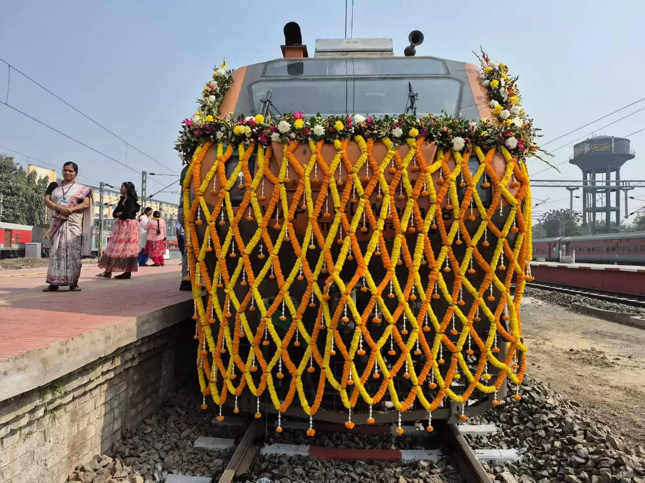 प्रधानमंत्री मोदी ने तीन नई अमृत भारत एक्सप्रेस को दिखाई हरी झंडी