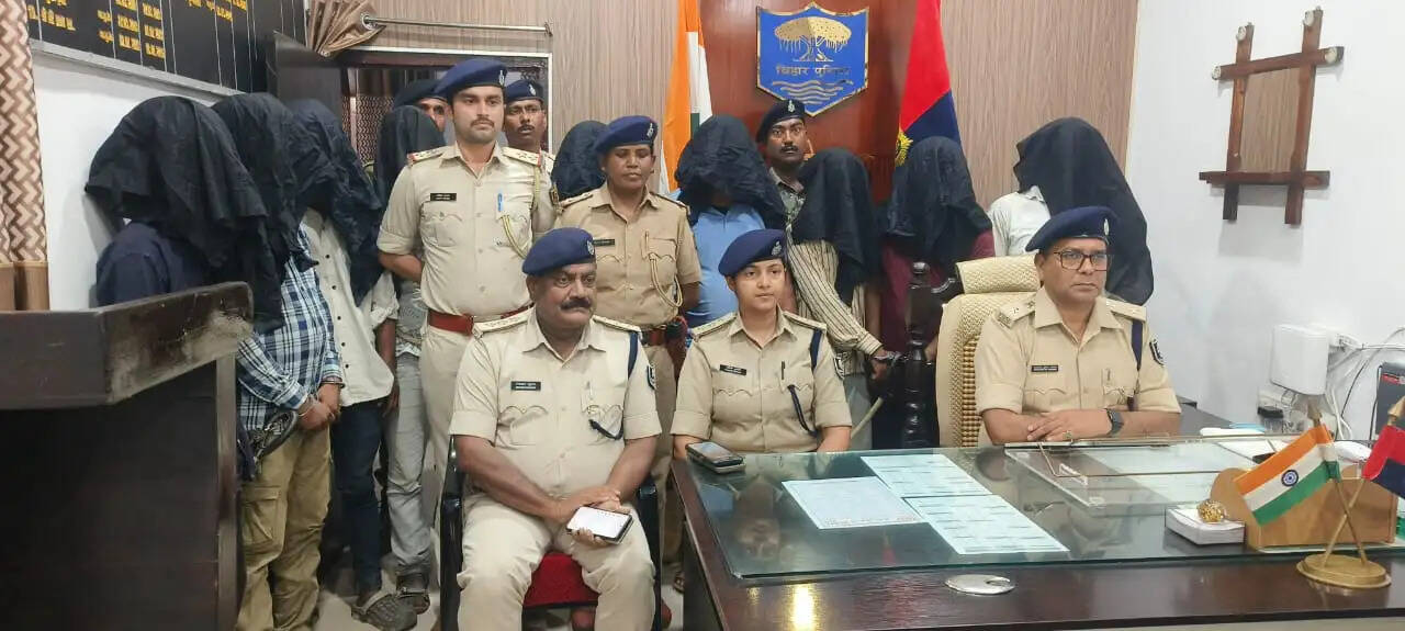 डकैती की योजना बनाते दौरान हथियार समेत नौ लोग गिरफ्तार