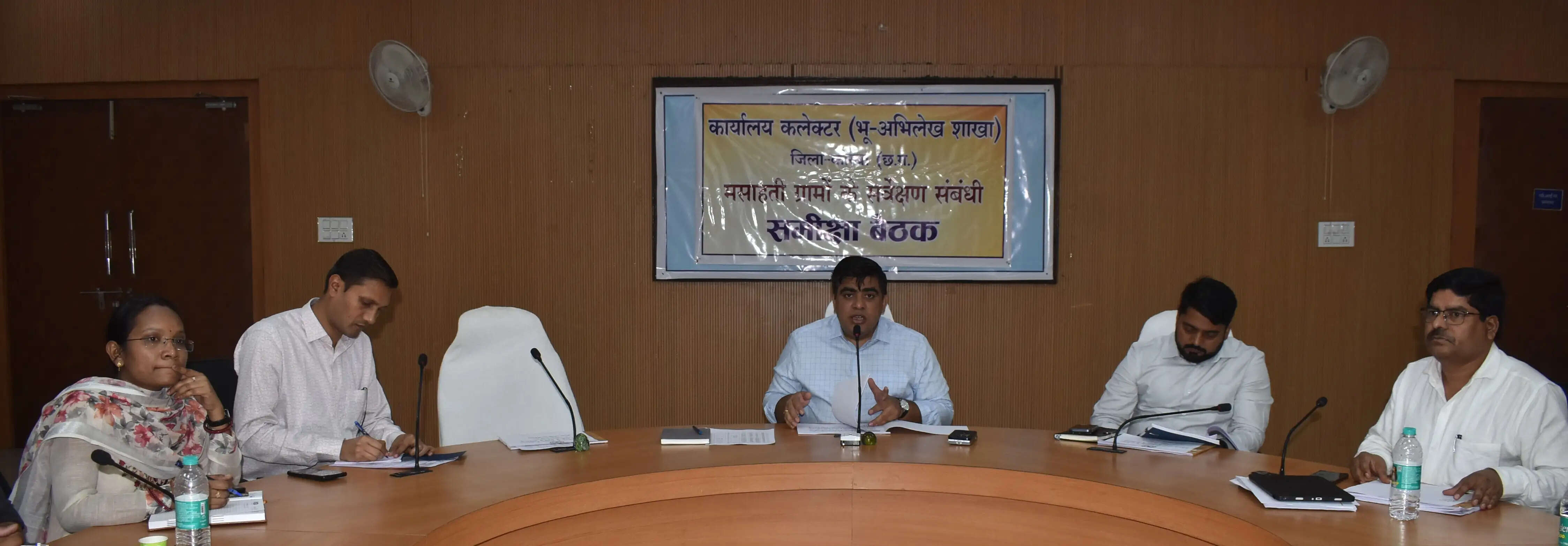 दो माह में पूरा करें मसाहती ग्रामों का सर्वे: कलेक्टर कुणाल दुदावत