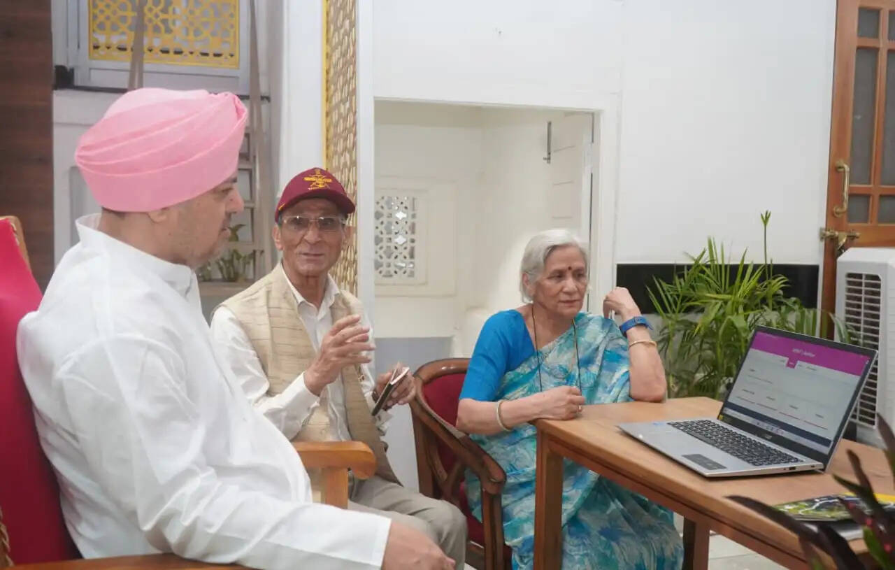 श्रीमहंत देवेन्द्र दास ने आखर शब्दकोश एप का किया उद्घाटन