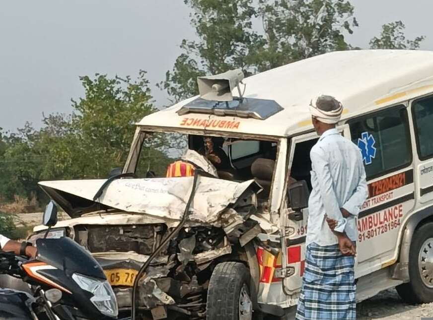 जौनपुर में शव लेकर जा रही एंबुलेंस और स्कॉर्पियो में भीषण टक्कर, छह घायल, चालक की हालत गंभीर