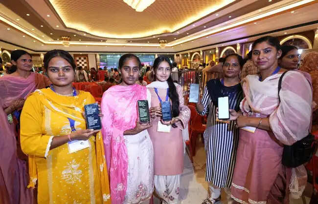 पंजाब की महिलाओं को बड़ी सौगात: खाते में आए 3000 रुपये, 'मांवां-धीयां सत्कार योजना' लागू