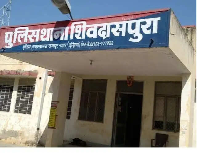फेसबुक पर दोस्ती कर निजी फोटो वायरल करने की धमकी देकर युवक से ऐंठे 5 लाख