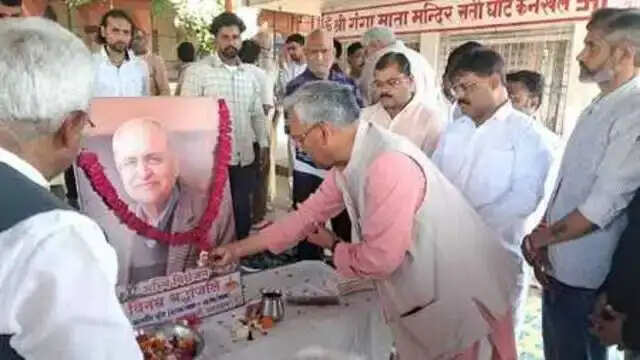 भाजपा नेता बलबीर पुंज की अस्थियां हरिद्वार में गंगा में विसर्जित