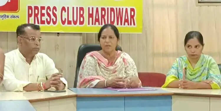 अमेरिकन आश्रम पर कब्जे के आरोपों से गरमाया विवाद, प्रबंधिका ने संतों पर लगाए गंभीर आरोप