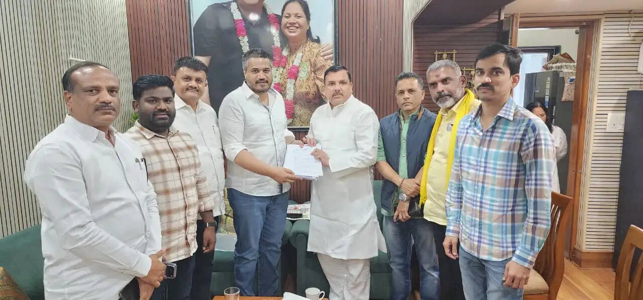 केजरीवाल, संजय सिंह से मिले रोहित पवार, बोले- अजीत पवार के विमान हादसे की निष्पक्ष जांच हो