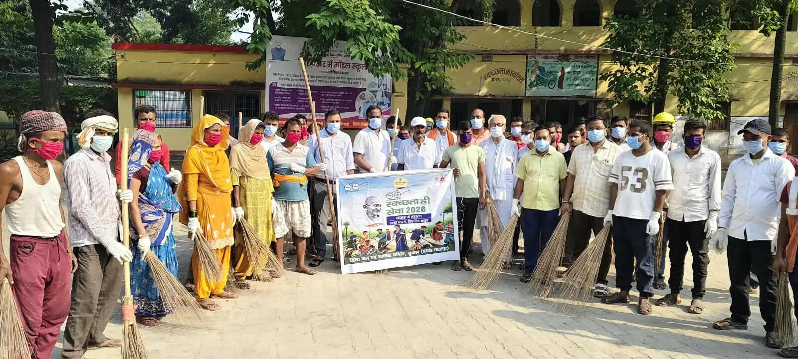 स्वच्छता ही सेवा अभियान के तहत छातापुर प्रखंड कार्यालय परिसर में चला सफाई अभियान