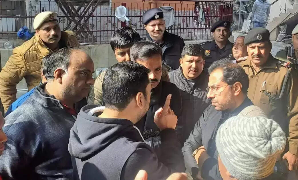 पानीपत: समालखा में रंगदारी मांगने के मामले में पीड़ित परिवार से मिले विधायक मनमोहन भड़ाना