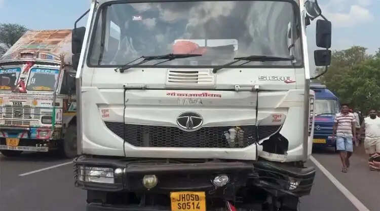 तेज रफ्तार ट्रेलर ने माेटरसाइकिल सवार युवक को मारी टक्कर, माैत