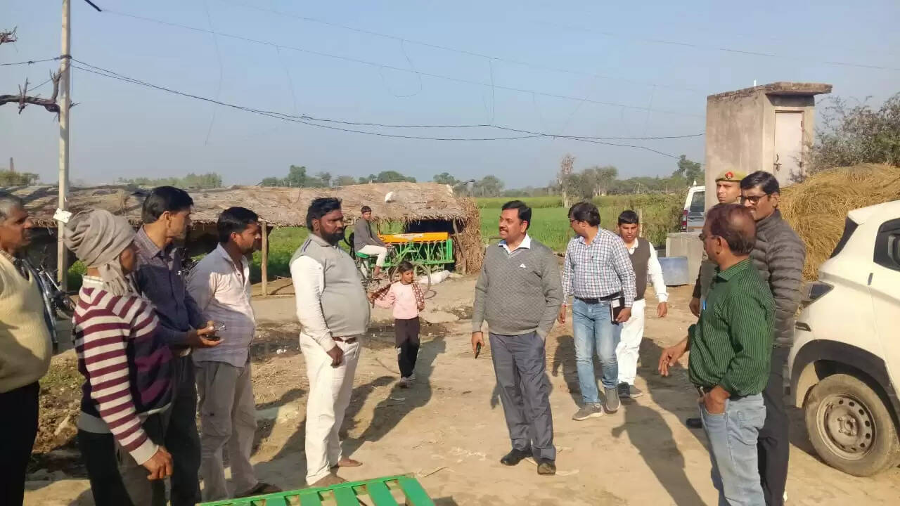 जिलाधिकारी ने किसानाें से किया संवाद, लेखपालाें काे फार्मर रजिस्ट्री अभियान में तेजी लाने का निर्देश