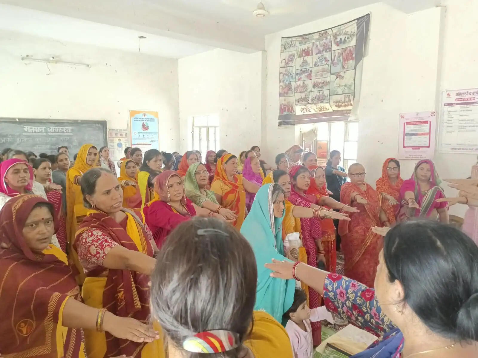 मतदान की मेहंदी से दिया शत-प्रतिशत मतदान का संदेश