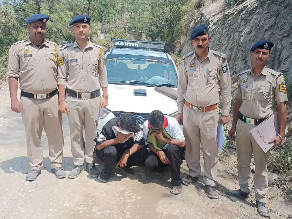 देहरा में कार से 883 ग्राम चरस बरामद, आरोपी बाप बेटा गिरफ्तार