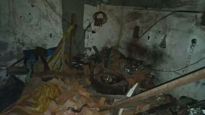 कोरबा:तेज आंधी-तूफान में गिरी निर्माणाधीन दीवार, पड़ोसी परिवार दबा—तीन घायल