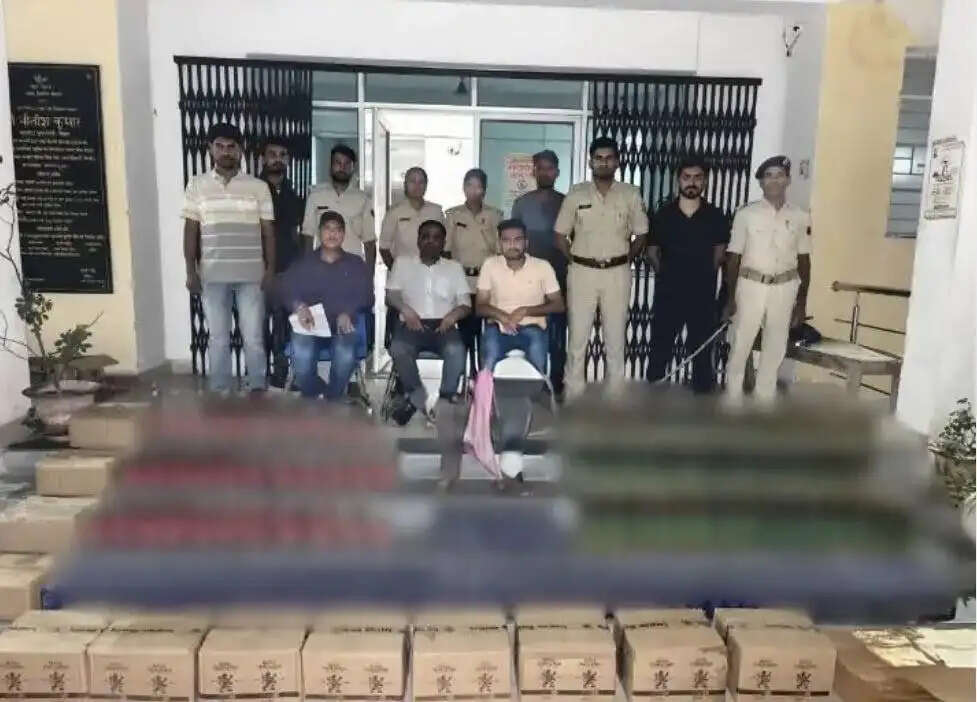 सुपौल में उत्पाद विभाग की बड़ी कार्रवाई, 1297 बोतल विदेशी शराब के साथ कारोबारी गिरफ्तार