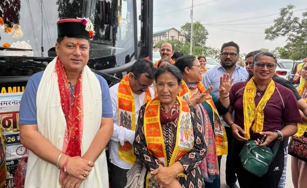 नाहन से अमरनाथ यात्रा के लिए श्रद्धालुओं का पहला जत्था रवाना, एसपी सिरमौर ने पूजा-अर्चना कर किया रवाना