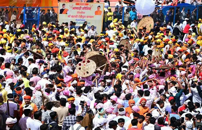 देवीधुरा में फलों-फूलों से खेली गई ऐतिहासिक बग्वाल,लाखों श्रद्धालु बने साक्षी