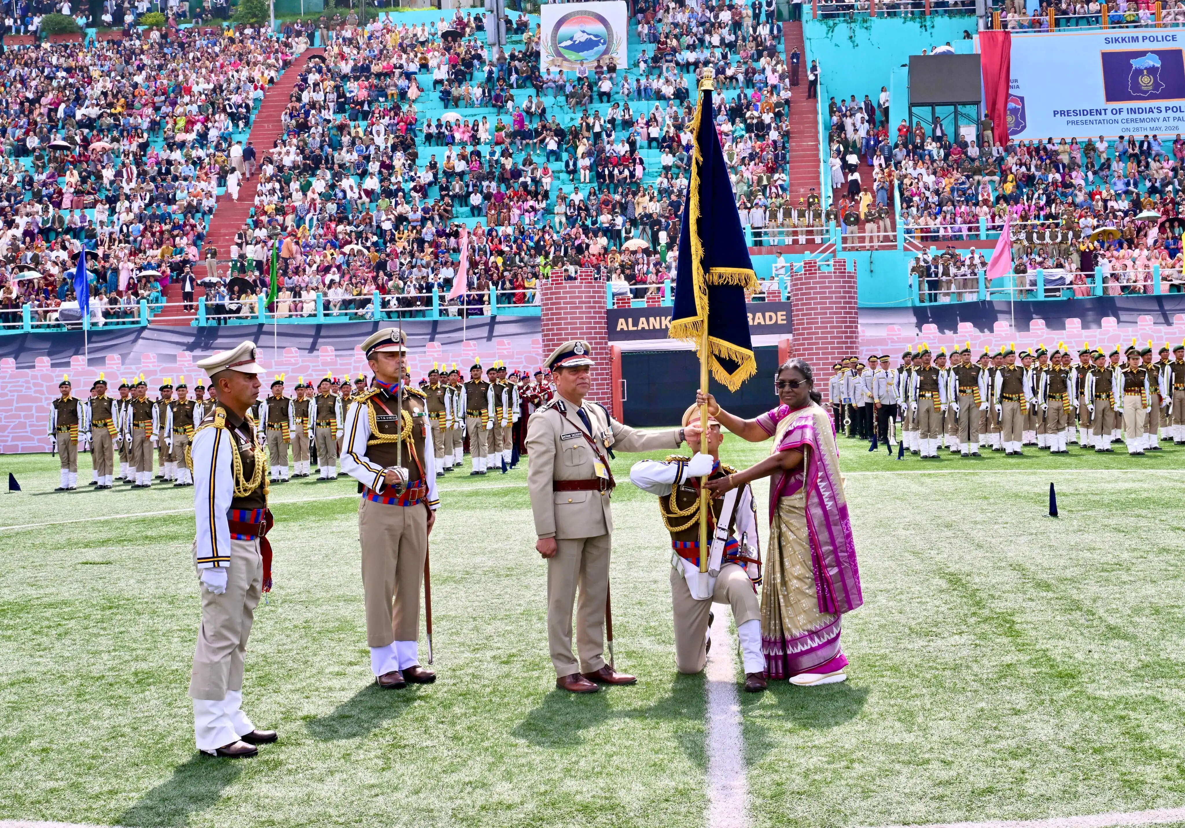 (लीड) राष्ट्रपति ने सिक्किम पुलिस को 'राष्ट्रपति पुलिस ध्वज' से सम्मानित किया