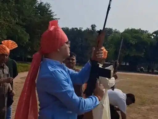 शहडोल: शस्त्र पूजा में डीआईजी की राइफल से ट्रिगर दबाने पर सिर्फ 'क्लिक' की आवाज, नहीं चली गोली