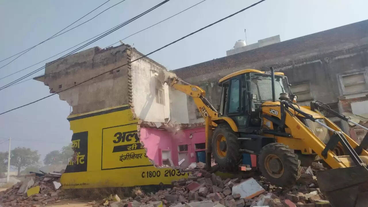 करैरा में 15 करोड़ की भूमि से हटाया अवैध अतिक्रमण, बस स्टैंड का होगा निर्माण