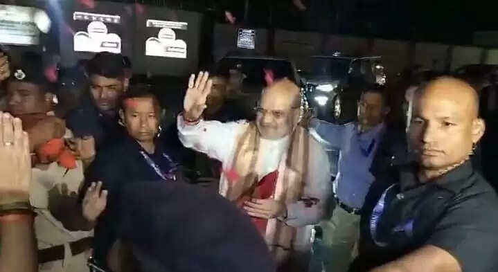 केंद्रीय गृह मंत्री अमित शाह पहुंचे रांची, एयरपोर्ट पर भाजपा कार्यकर्ताओं ने किया स्वागत