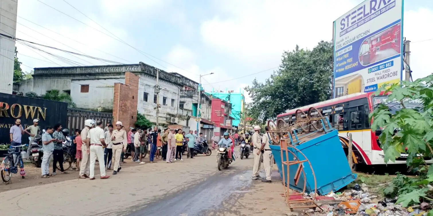 अनियंत्रित बस ने दुकान तोड़ी, व्यक्ति घायल