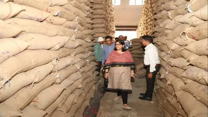 ग्वालियरः कलेक्टर ने किया उपार्जन केन्द्रों का औचक निरीक्षण, तौल-कांटे कम मिलने पर की सख्त कार्रवाई