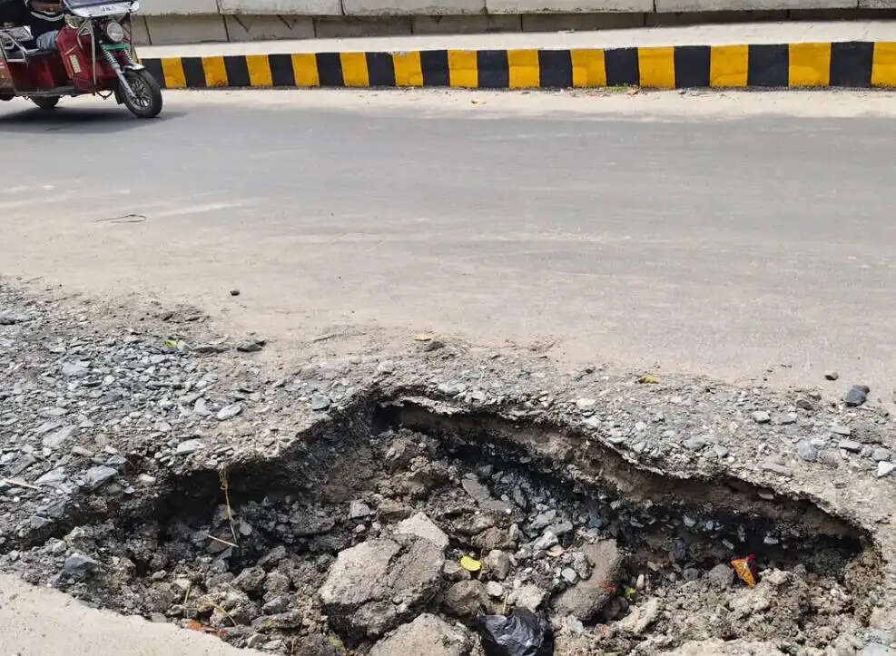 राघोपुर में आरओबी की सर्विस रोड फिर टूटी, दो महीने में दूसरी बार हादसा