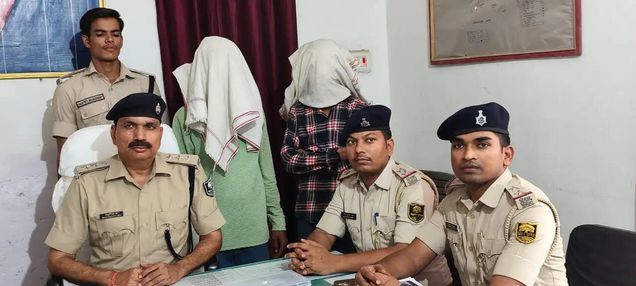 देशी पिस्तौल और चोरी की मोटरसाइकिल के साथ दो अपराधी गिरफ्तार