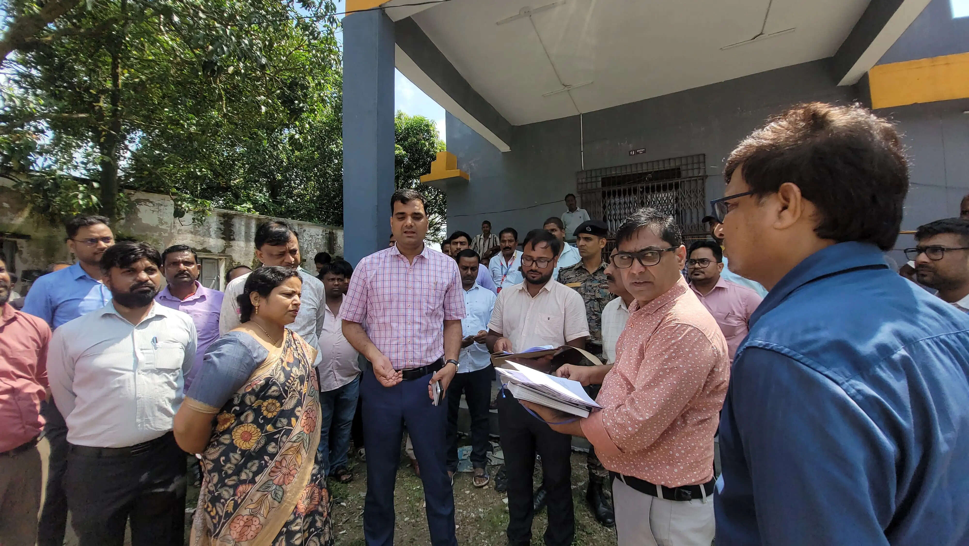 बलरामपुर सीएचसी का डीएम ने किया निरीक्षण, चहारदीवारी व ट्रांसफार्मर लगाने का निर्देश