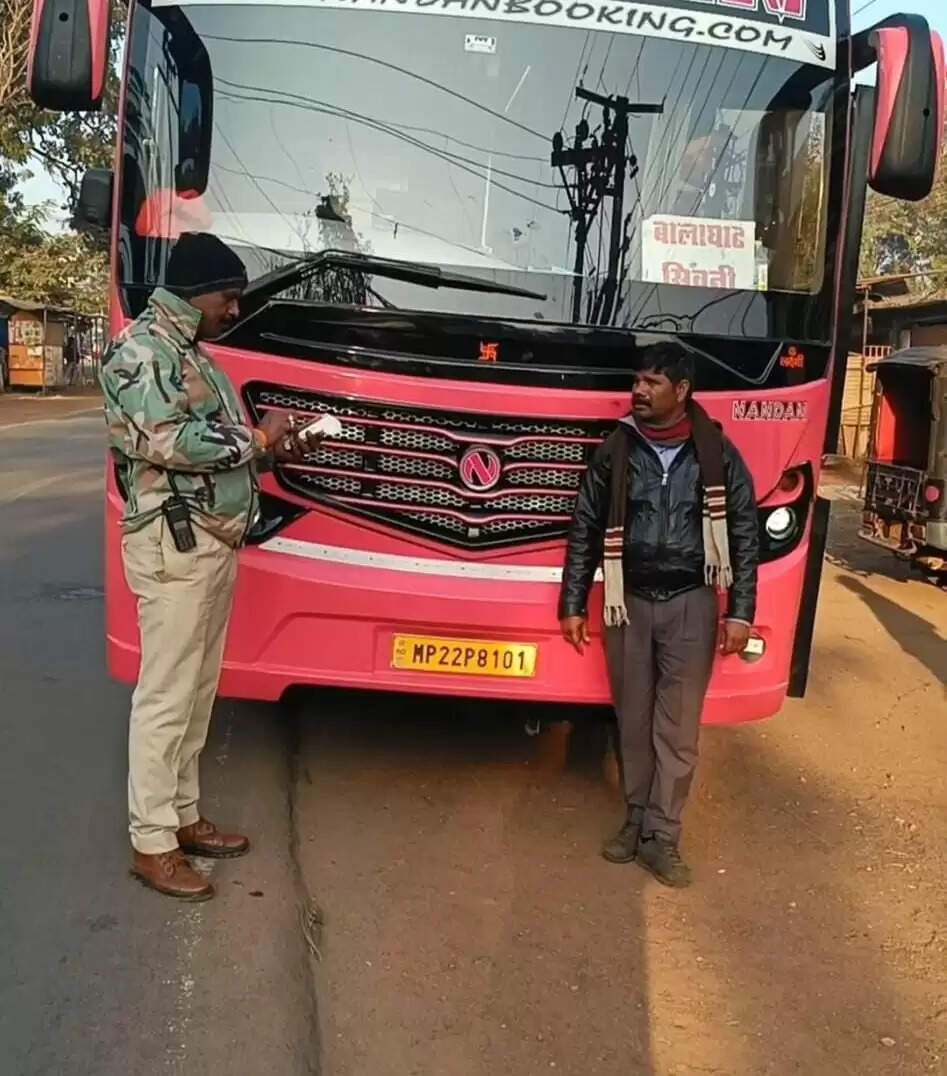 सिवनीः आदेश का उल्लंघन पर यातायात पुलिस कार्रवाई, तीन बसों पर 15 हजार का जुर्माना