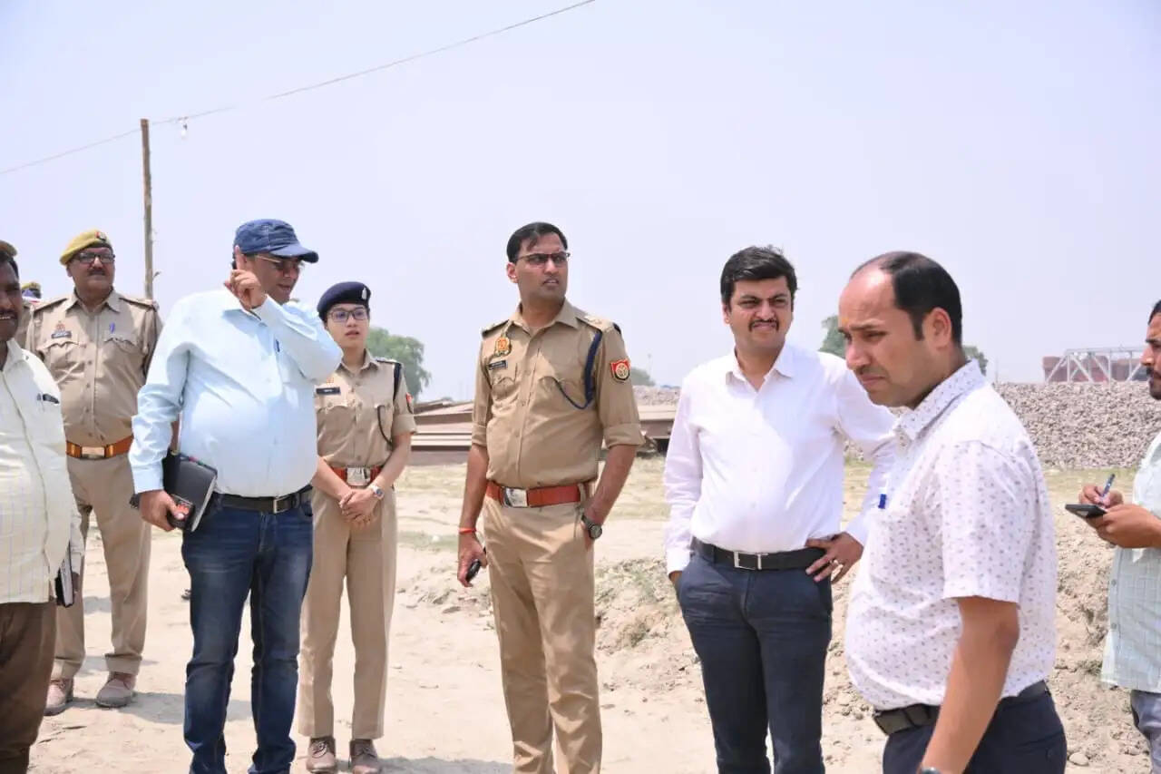 जिलाधिकारी ने एसपी के साथ संजय सेतु मरम्मत कार्य एवं पीपा पुल व्यवस्थाओं का किया निरीक्षण