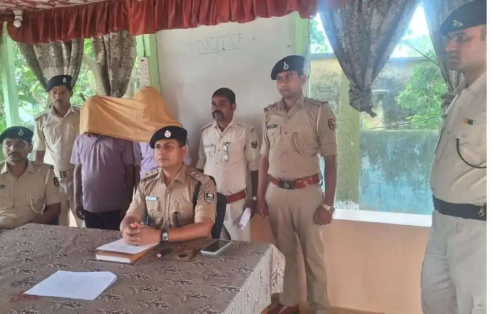 कुर्साकांटा में अवैध रूप से आधार कार्ड बनाने वाले दो गिरफ्तार