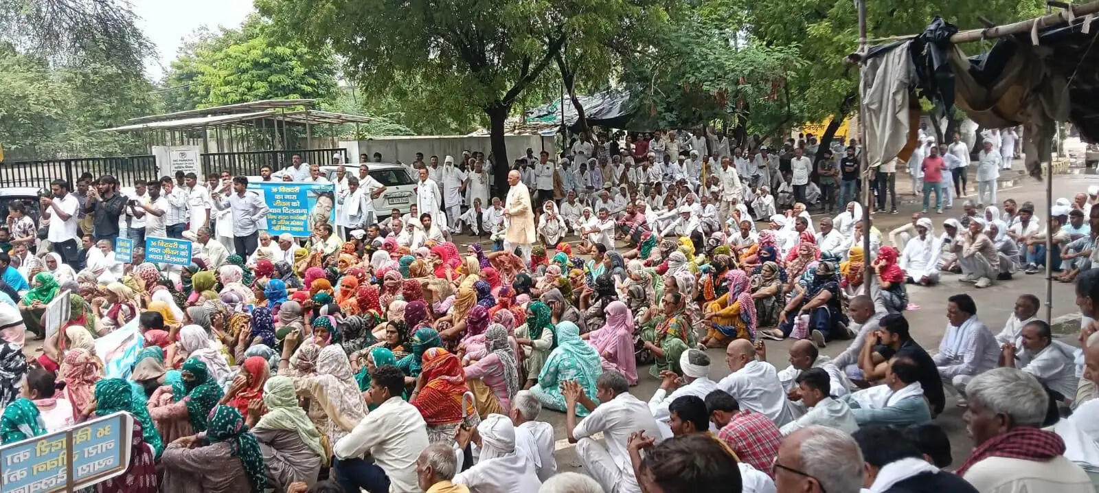 हिसार : जीवन हत्याकांड के आराेपी नहीं पकड़े जाने पर परिजनों व खाप प्रतिनिधियों ने लगाया जाम